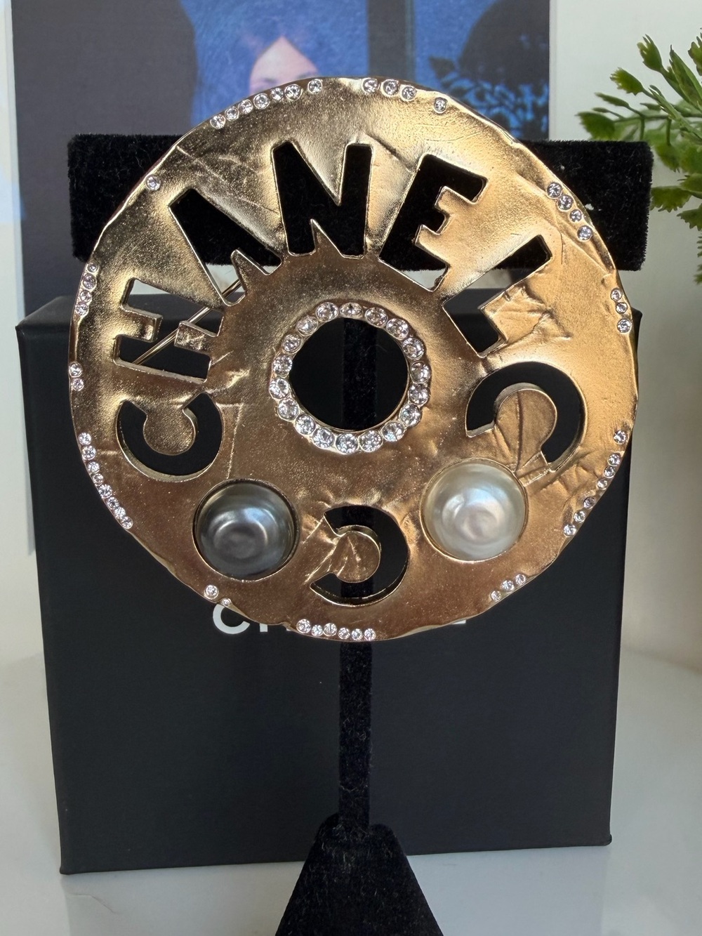 SOLD 🩷 CHANEL 2019 Egypt Collection XL Brooch - Picture 7 of 8